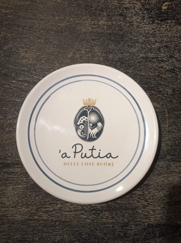 Piatto piano in ceramica